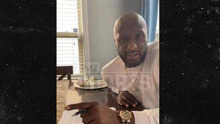 Lamar Odom signs with New York Knicks for NBA comeback